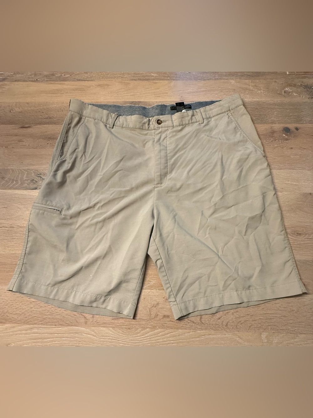Greg Norman Men’s Size 42 Khaki Performance Golf Shorts